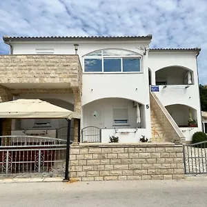 Apartman Kristina, Vir