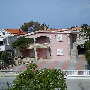 Apartman Mira, Vir